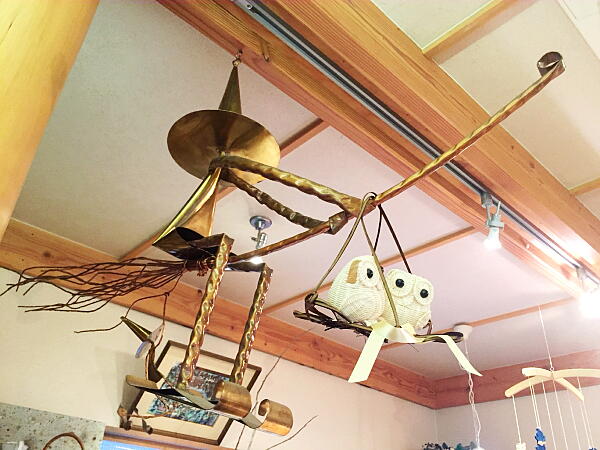空飛ぶほうきの写真