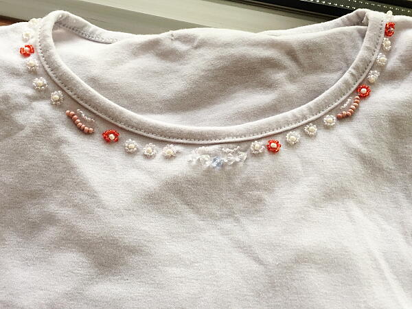 えりにビーズ刺繍したＴシャツの写真