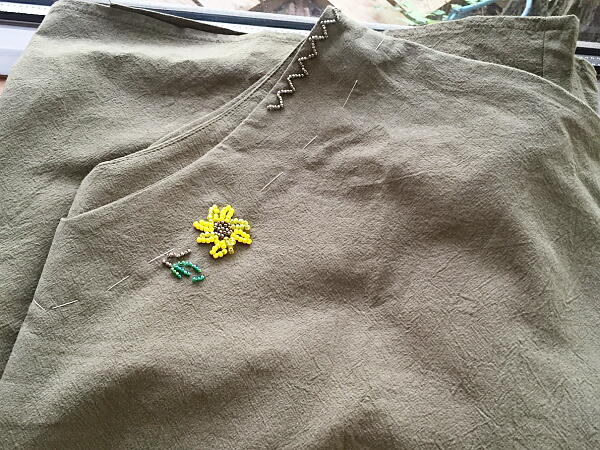えりにビーズ刺繍したＴシャツの写真