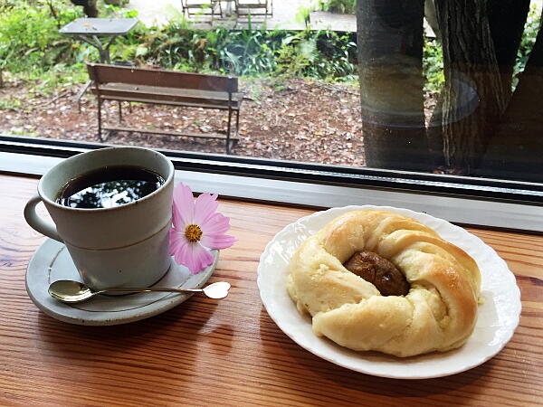 栗あんロールとコーヒー