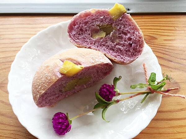 ロマンチックなパンにひたる！むらさきいもパン