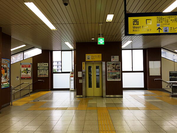 エレベーターと階段の写真